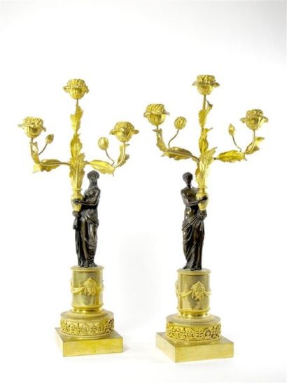 Paire de candélabres en bronze ciselé doré...