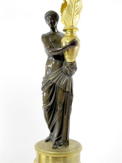 Paire de candélabres en bronze ciselé doré...