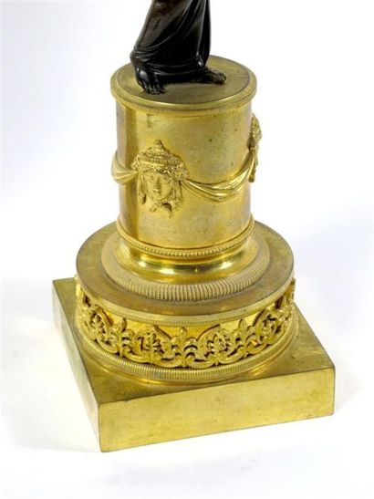 Paire de candélabres en bronze ciselé doré...