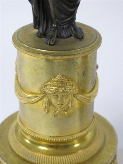 Paire de candélabres en bronze ciselé doré...