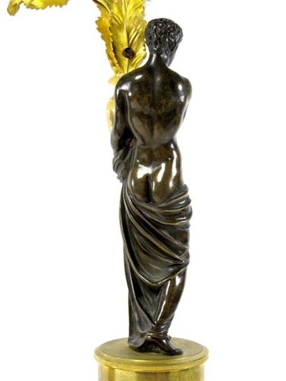 Paire de candélabres en bronze ciselé doré...