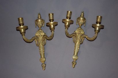Paire d'appliques à deux lumières en bronze...