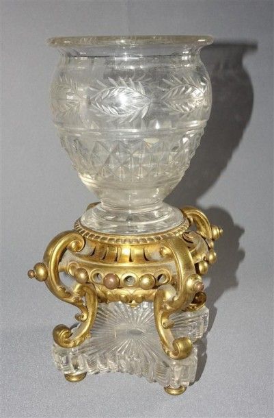 Vase pansu en cristal taillé, à décor de...