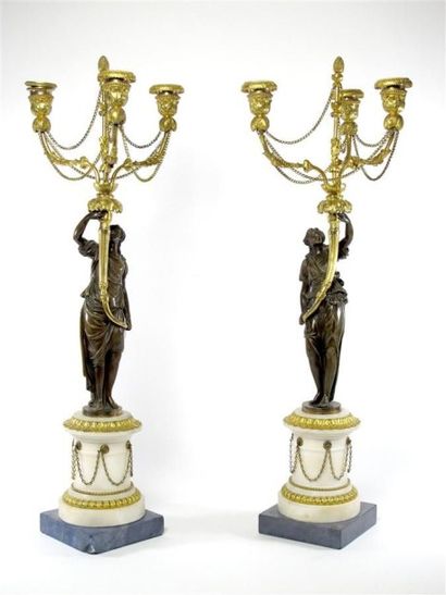Paire de candélabres en bronze ciselé et...