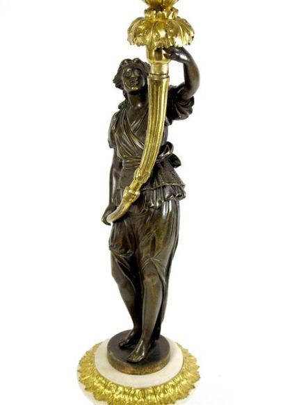 Paire de candélabres en bronze ciselé et...