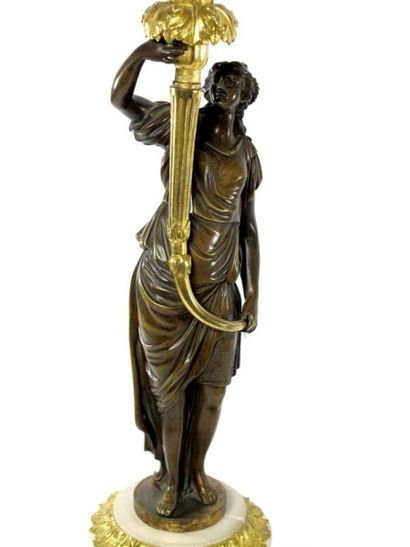 Paire de candélabres en bronze ciselé et...