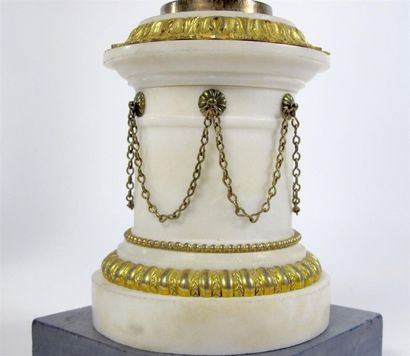 Paire de candélabres en bronze ciselé et...