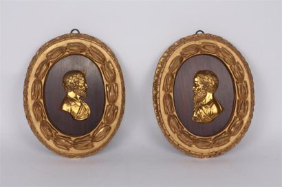 Paire de médaillons ovales ornés de deux...