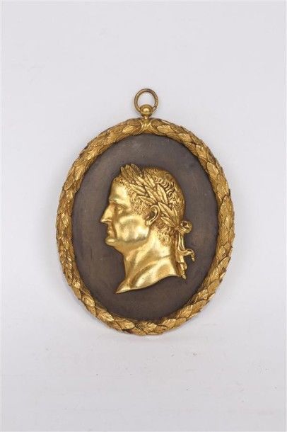 Médaillon ovale orné d'un profil d'empereur...