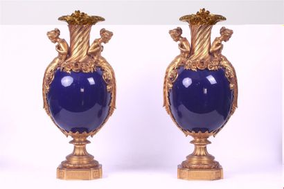 Paire d'importants vases en porcelaine bleu...
