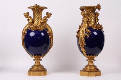 Paire d'importants vases en porcelaine bleu...