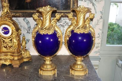 Paire d'importants vases en porcelaine bleu...