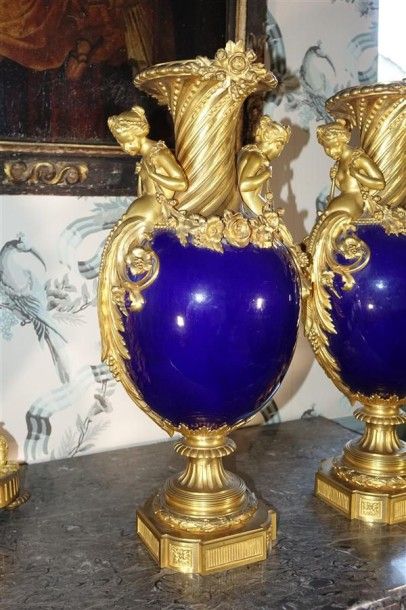 Paire d'importants vases en porcelaine bleu...
