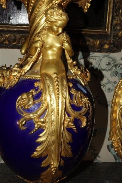 Paire d'importants vases en porcelaine bleu...