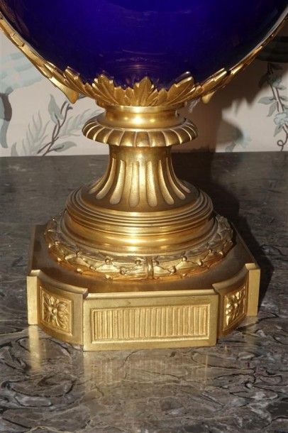 Paire d'importants vases en porcelaine bleu...