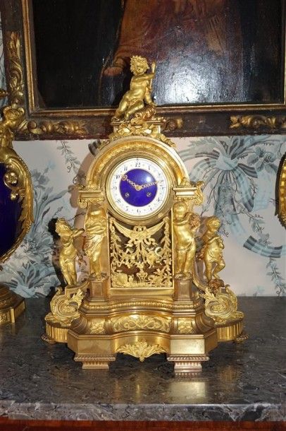 Importante pendule en bronze ciselé et doré...
