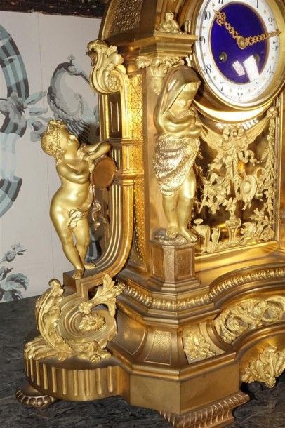Importante pendule en bronze ciselé et doré...