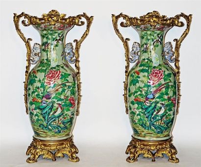 Paire de vases balustre à deux anses en porcelaine...