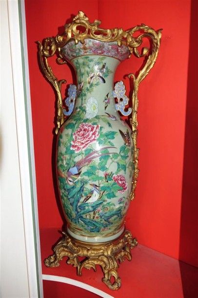Paire de vases balustre à deux anses en porcelaine...
