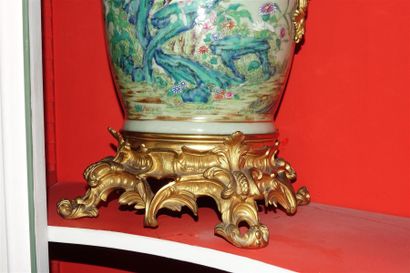 Paire de vases balustre à deux anses en porcelaine...