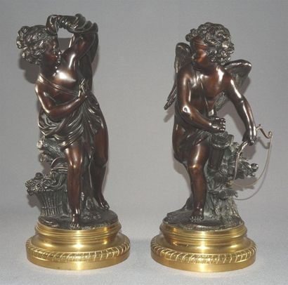 Paire de statuettes en bronze patiné représentant...