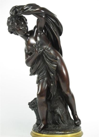 Paire de statuettes en bronze patiné représentant...
