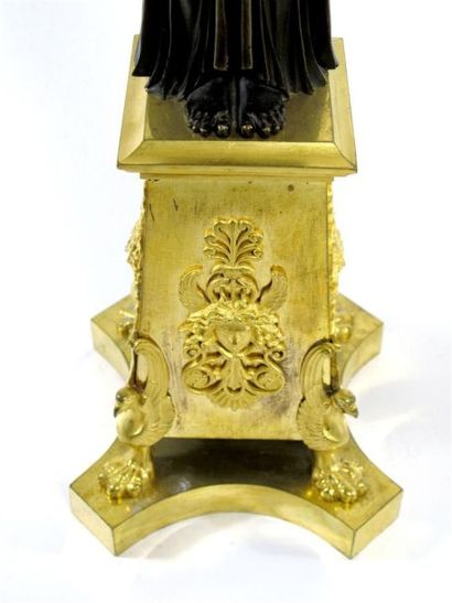 Paire de candélabres en bronze doré et bronze...