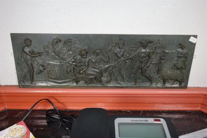 Bas-relief rectangulaire en bronze patiné...