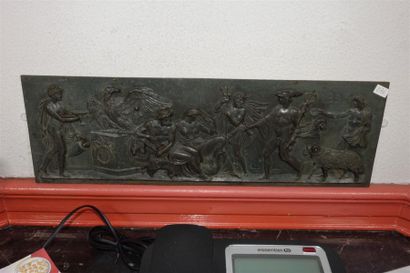 Bas-relief rectangulaire en bronze patiné...