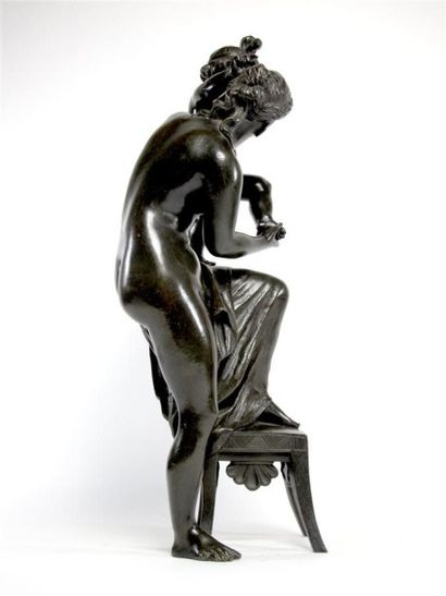 Statuette en bronze à patine foncée représentant,...