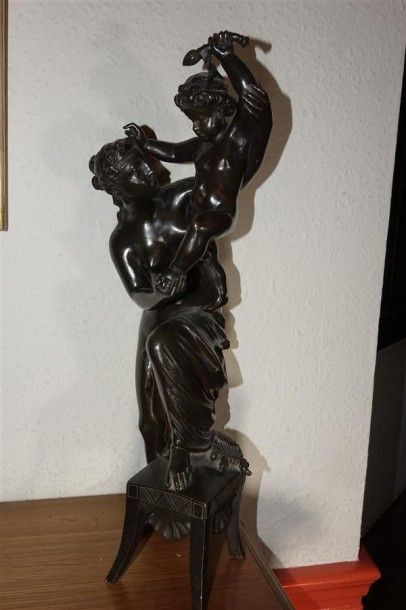 Statuette en bronze à patine foncée représentant,...