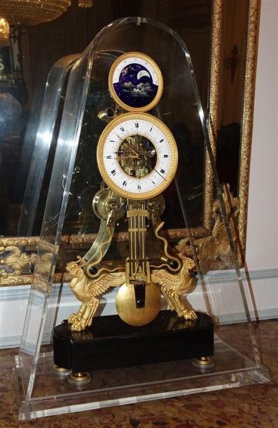 Pendule squelette en bronze ciselé et doré,...