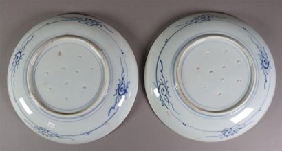 JAPON
Paire de plats ronds, à décor en bleu...