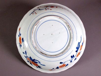 JAPON
Plat creux rond de forme légèrement...