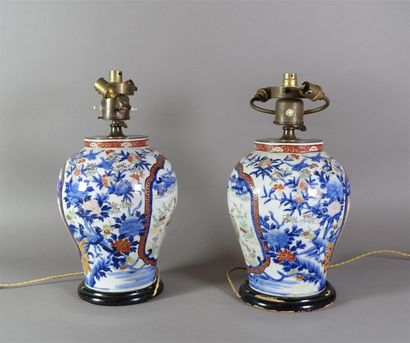 JAPON
Paire de potiches de forme balustre...