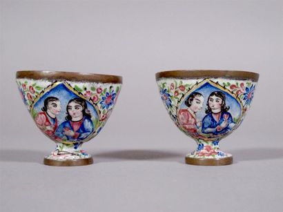 IRAN
Deux porte-tasses représentant des zarfs,...