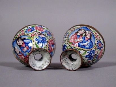 IRAN
Deux porte-tasses représentant des zarfs,...