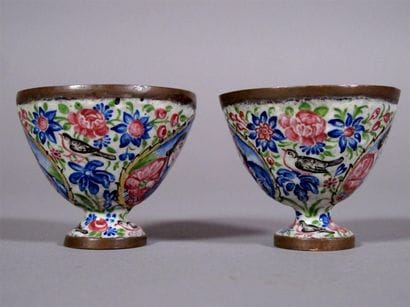 IRAN
Deux porte-tasses représentant des zarfs,...