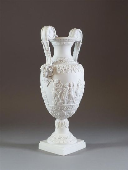 VOLKSTEDT-RUDOLSTADT
Vase en biscuit de forme...