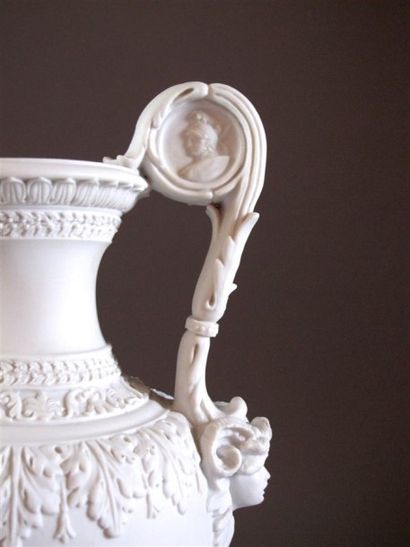 VOLKSTEDT-RUDOLSTADT
Vase en biscuit de forme...