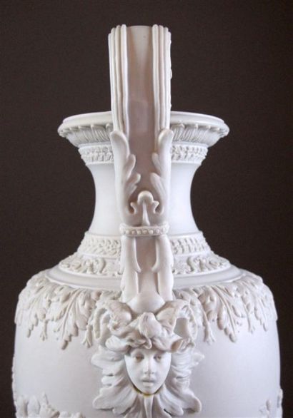 VOLKSTEDT-RUDOLSTADT
Vase en biscuit de forme...