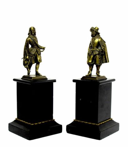 Paire de sujets en bronze doré sur leur socle...