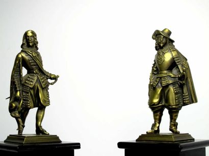 Paire de sujets en bronze doré sur leur socle...