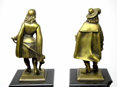 Paire de sujets en bronze doré sur leur socle...