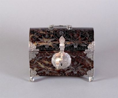 Coffret de table en écaille, à décor de motifs...