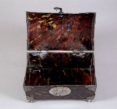 Coffret de table en écaille, à décor de motifs...