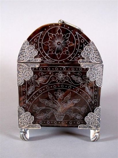 Coffret de table en écaille, à décor de motifs...