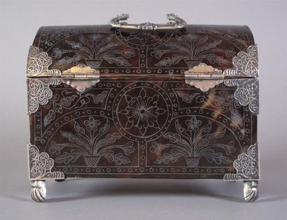 Coffret de table en écaille, à décor de motifs...