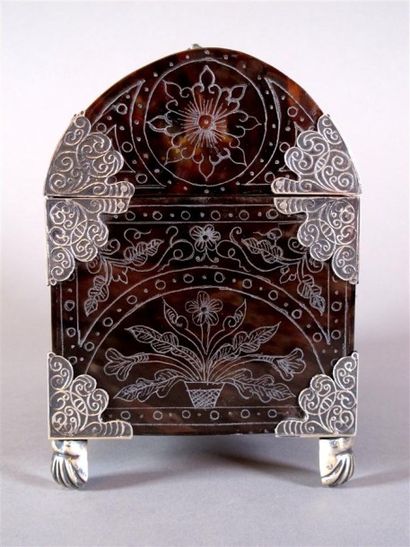 Coffret de table en écaille, à décor de motifs...