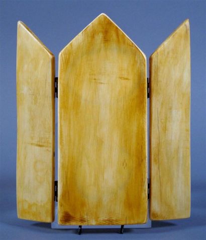 Triptyque en ivoire figurant des scènes de...